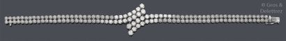null Bracelet en or gris, orné d'un motif central serti de diamants taillés en brillant.
Longueur:...