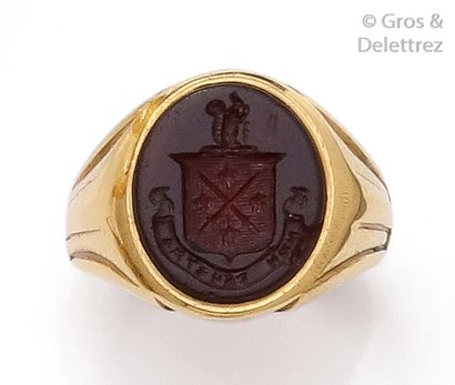 null Bague «Chevalière» en or jaune, orné d'une cornaline gravée d'armoiries.
Tour...