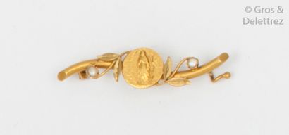 null Broche «?Barrette?» en or jaune, ornée d’un motif de branchage sertissant une...