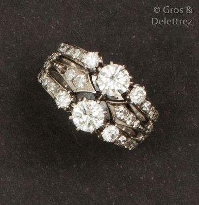 null Bague en or gris, ornée de deux diamants taillés en brillant épaulés de diamants...