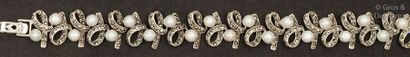 null Bracelet souple en argent, composé de motifs de nœuds sertis de marcassites,...