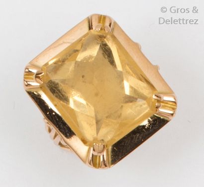 null Bague en or jaune, ornée d’une citrine rectangulaire à pans coupés. Travail...