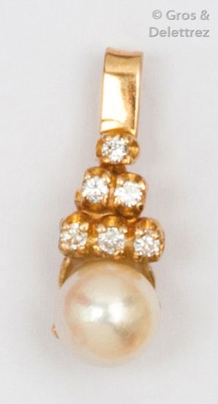 null Pendentif en or jaune orné d’une perle de culture surmontée d’un motif pyramidal...