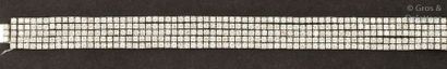 null Bracelet souple en or gris orné de cinq lignes entièrement serties de diamants...