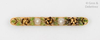 null Broche «?Barrette?» en or jaune émaillé vert, à motif de fleurs et sertie de...