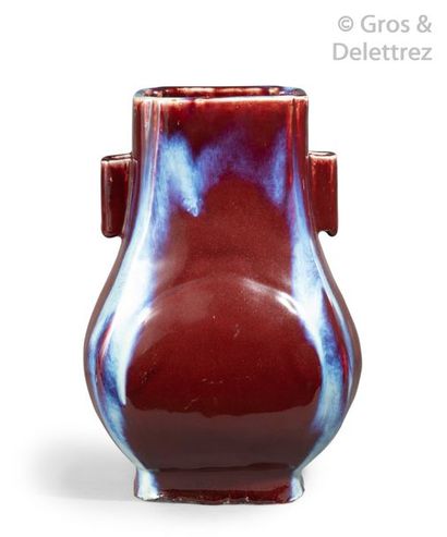 null Chine, fin XIXe siècle	

Vase Zun à deux anses en porcelaine et émaux flammés...