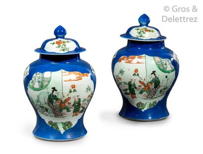 null Chine, XIXe siècle Paire de potiches couvertes en porcelaine bleue poudrée,...