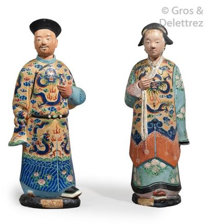 null Chine, XIXe siècle Deux figurines en terre cuite peinte, formant pendant, représentant...