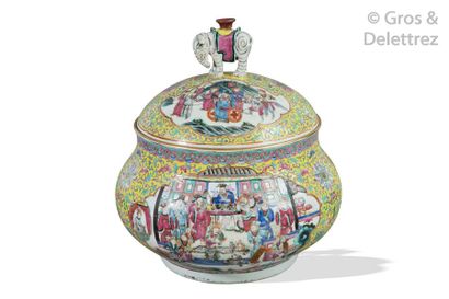 null Chine, période Guangxu Grand bouillon couvert en porcelaine et émaux de la famille...
