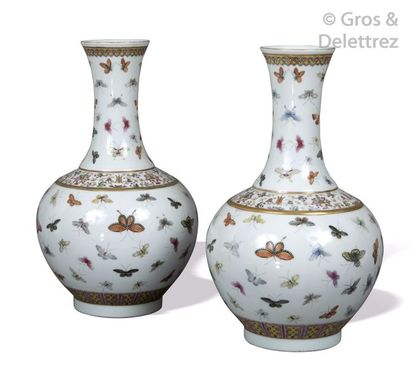 null Chine, période Guangxu	

Paire de vases pansus à long col en porcelaine et émaux...