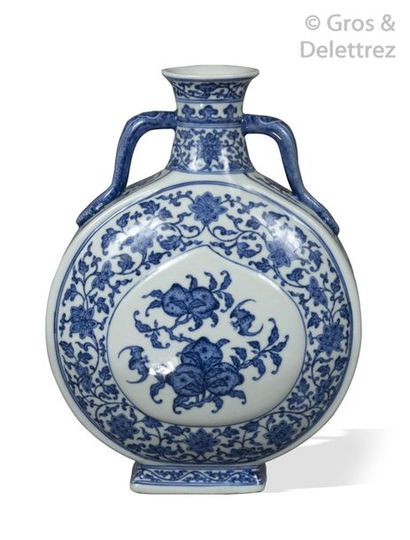 null Chine, XIX-XXe siècle	

Vase gourde de type «?moonflask?» en porcelaine à deux...