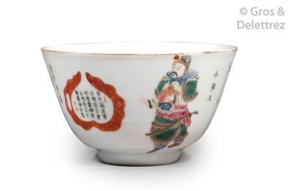 null Chine, période Tongzhi Petite coupe en porcelaine et émaux de la famille rose,...