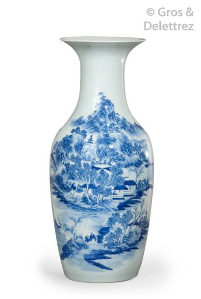 null Chine, fin XIXe siècle	

Grand vase balustre en porcelaine blanche à décor émaillé...