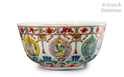 null Chine, vers 1900 Coupe en porcelaine et émaux de la famille rose, à décor de...
