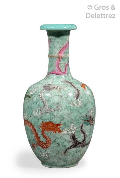 null Chine, fin de la période Qing Vase bouteille en porcelaine et émaux de style...