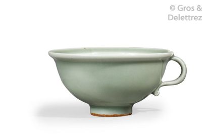 null Chine, XXe siècle Petite coupe à thé dans le style de la céramique de Longquan....
