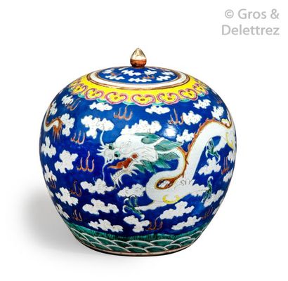 null Chine, vers 1900	

Paire de pots à gingembre en porcelaine et émaux de style...