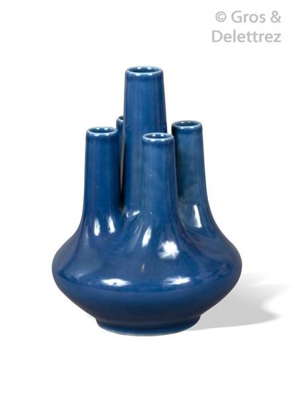 null Chine, XXème	

Vase pique-fleurs à cinq cols en porcelaine émaillée bleu lapis....