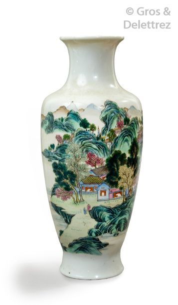 null Chine, 1ère moitié du XXe siècle	

Vase balustre en porcelaine et émaux de la...