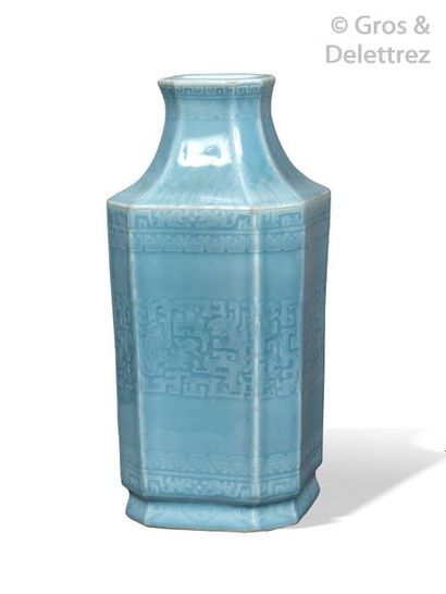 null Chine, XXème siècle	

Vase quadrangulaire émaillé bleu lavande, à décor moulé...