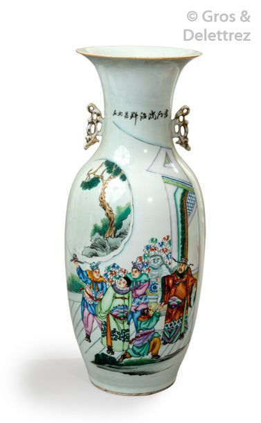 null Chine, vers 1960	

Grand vase en porcelaine et émaux de la famille rose représentant...