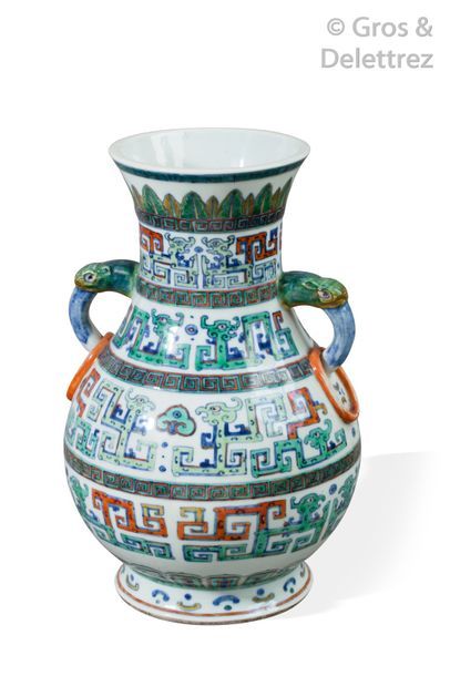 null Chine XXe siècle Vase de forme hu orné de deux anses à tête de lapin, porcelaine...