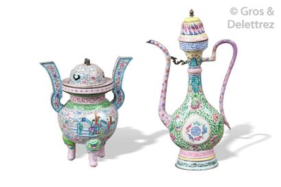 null Chine, XIXe siècle Brûle-parfum tripode couvert en émaux de la famille rose...