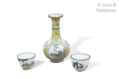 null Chine, XIXe siècle	

Lot comprenant un vase pansu à long col en émaux de la...