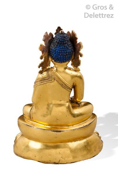 null Népal, XIVe/XVe siècle	

Statuette en cuivre doré représentant le bouddha Akshobhya,...