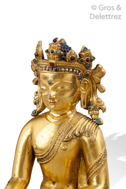 null Népal, XIVe/XVe siècle	

Statuette en cuivre doré représentant le bouddha Akshobhya,...