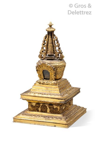 Tibet, XIXe siècle Stupa en bronze doré,...