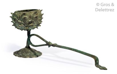 null Chine, période Ming Lampe à huile en bronze, le récipient en forme de lotus....