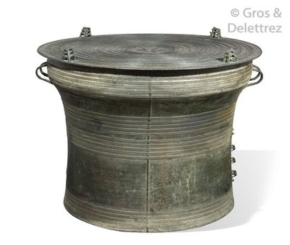 null Laos, XIXe siècle Tambour de pluie en bronze de forme circulaire à décor de...