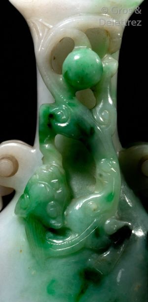 null Chine, période Qing Vase de Guanyin en jadéite translucide légèrement mauve...