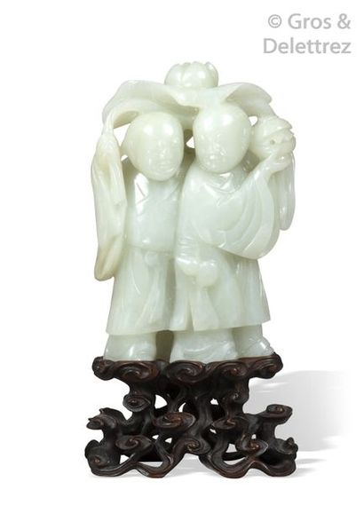 null Chine, XIXe siècle	

Groupe en jade blanc céladoné représentant les frères Hoho...