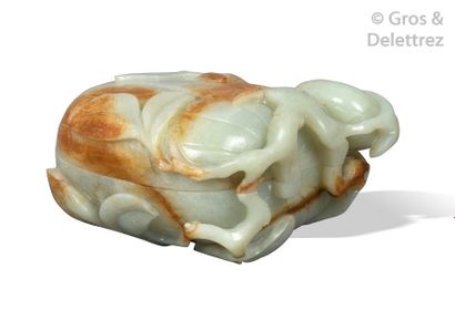 null Chine, XIXe siècle	

Boite couverte en jade céladon veiné de rouille représentant...