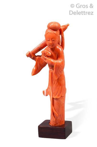null Chine, vers 1930 Statuette en corail rouge orangé, représentant une jeune femme...