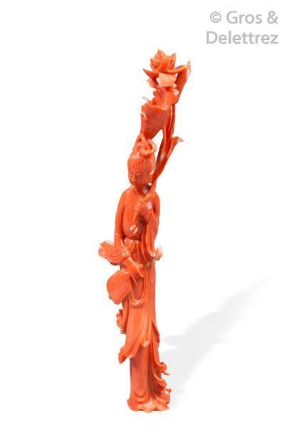null Chine, vers 1930 Statuette en corail rouge orangé, représentant une déesse du...