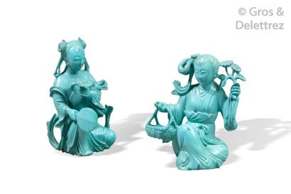 null Chine, vers 1930 Deux statuettes en turquoise, représentant une jeune femme...