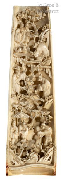 null Chine, 2e moitié du XIXe siècle Repose-poignet en ivoire, finement sculpté et...