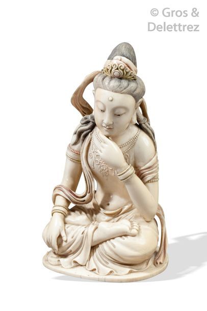 null Chine, vers 1930 Statuette en ivoire, représentant un boddhisattva assis en...