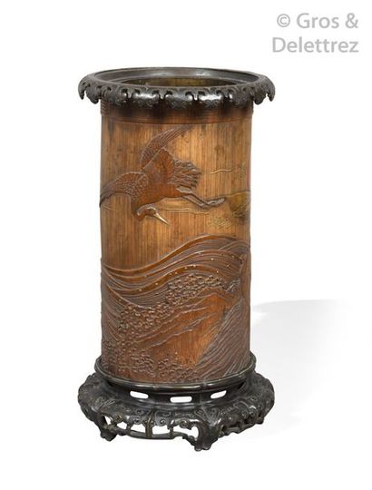 null Japon, 1880-1900 Grand vase cylindrique en bambou sculpté et laqué rouge et...