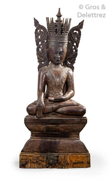 null Birmanie, XIXe siècle	

Grande statue en bois laqué brun anciennement doré représentant...