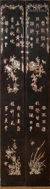 null Indochine, vers 1880 Paire de grands panneaux verticaux en bois laqué noir,...