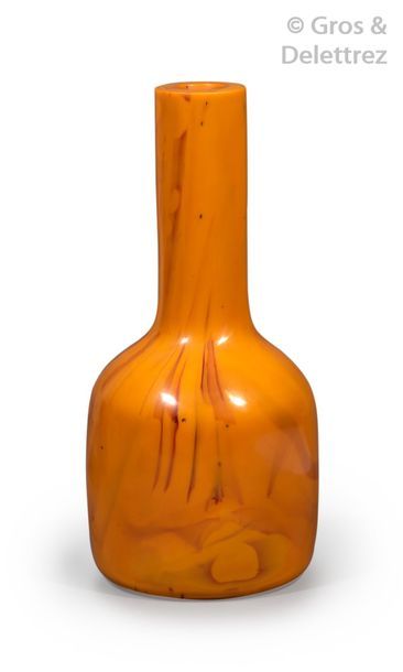 null Chine, vers 1900 Vase maillet en verre de Pékin, à l’imitation du réalgar. Marque...
