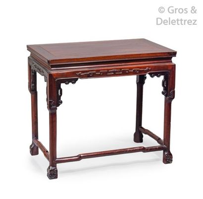 null Chine, vers 1900	

Petite table en bois de rose, à ceinture décorée de grecques...