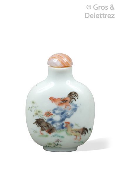null Chine, XIXe siècle Flacon tabatière en porcelaine, à décor de trois coqs autour...