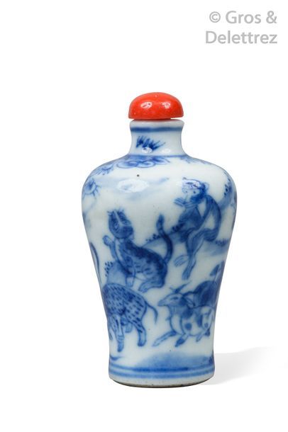 null Chine, XVIIIe siècle Flacon tabatière de forme Meiping en porcelaine blanche...