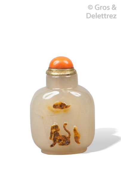 null Chine, XIXe siècle Flacon tabatière de forme balustre en agate beige veinée...