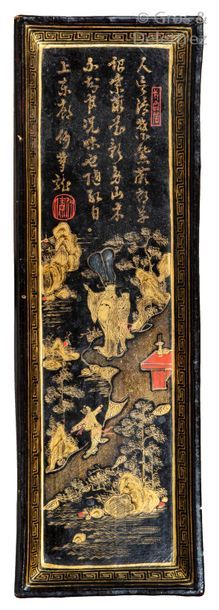 null Chine, XVIIe siècle	

Petit présentoir rectangulaire en bois laqué noir rehaussé...